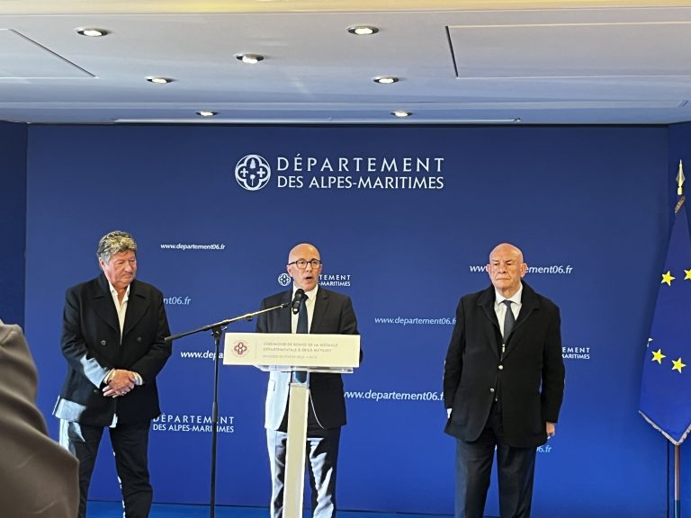 Remise de la médaille départementale au directeur du CLJ de Nice Erick Meygret.