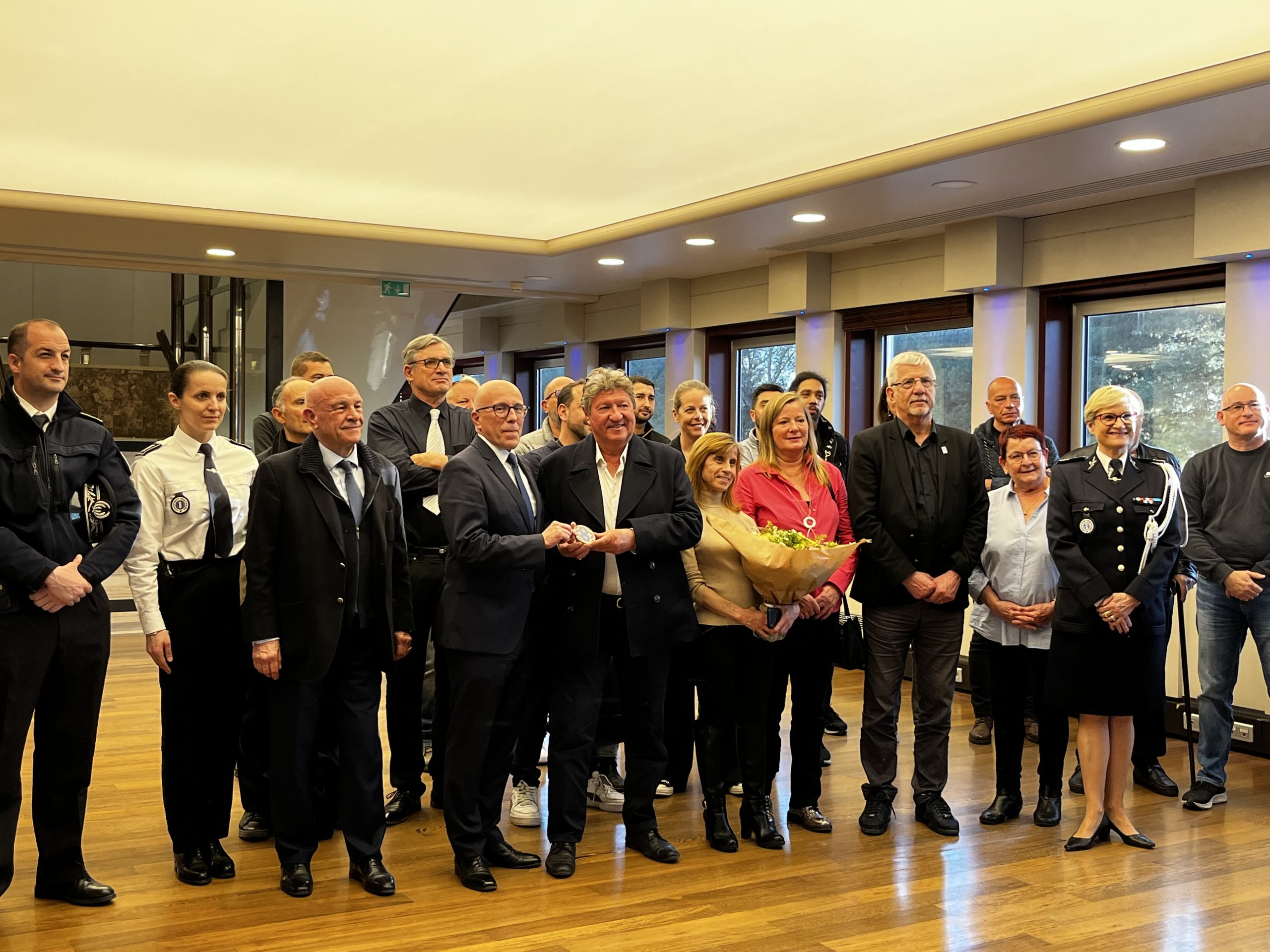 Remise de la médaille départementale au directeur du CLJ de Nice Erick Meygret par Eric Ciotti.