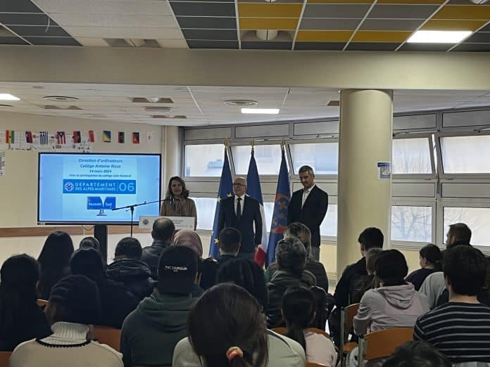 Remise d'ordinateurs recyclés aux famille ne disposant pas de matériel à domicile.