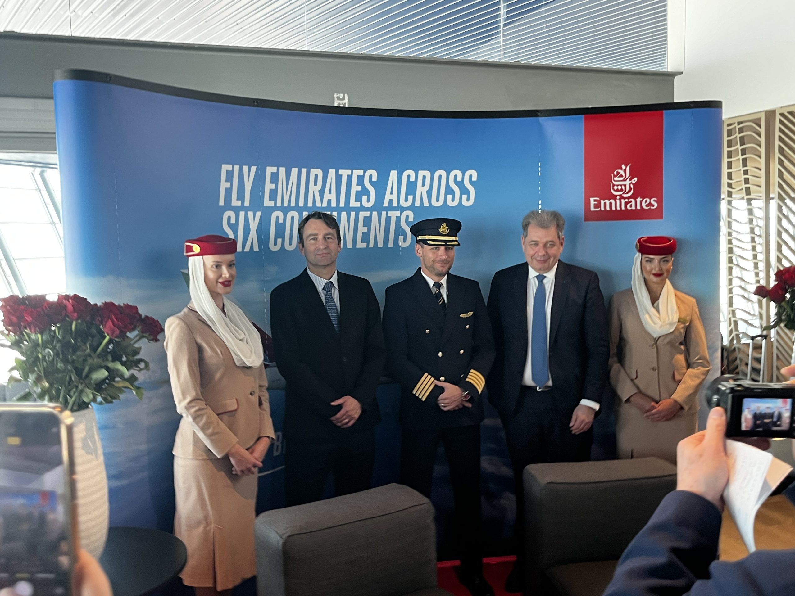 La compagnie aérienne Emirates et la ville de Nice fêtent leurs 30 ans de collaboration et d'amitié.