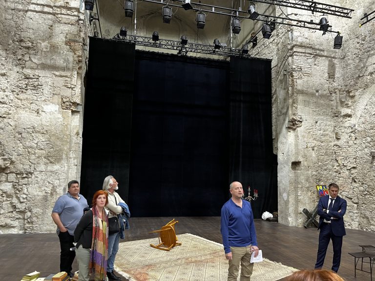 Visite des salles franciscaines au Théâtre National de Nice.