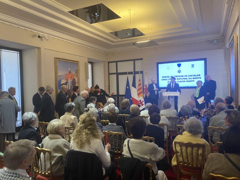 Marie-Claude Marty a été honorée recevant l'insigne de Chevalier dans l'Ordre National du Mérite.