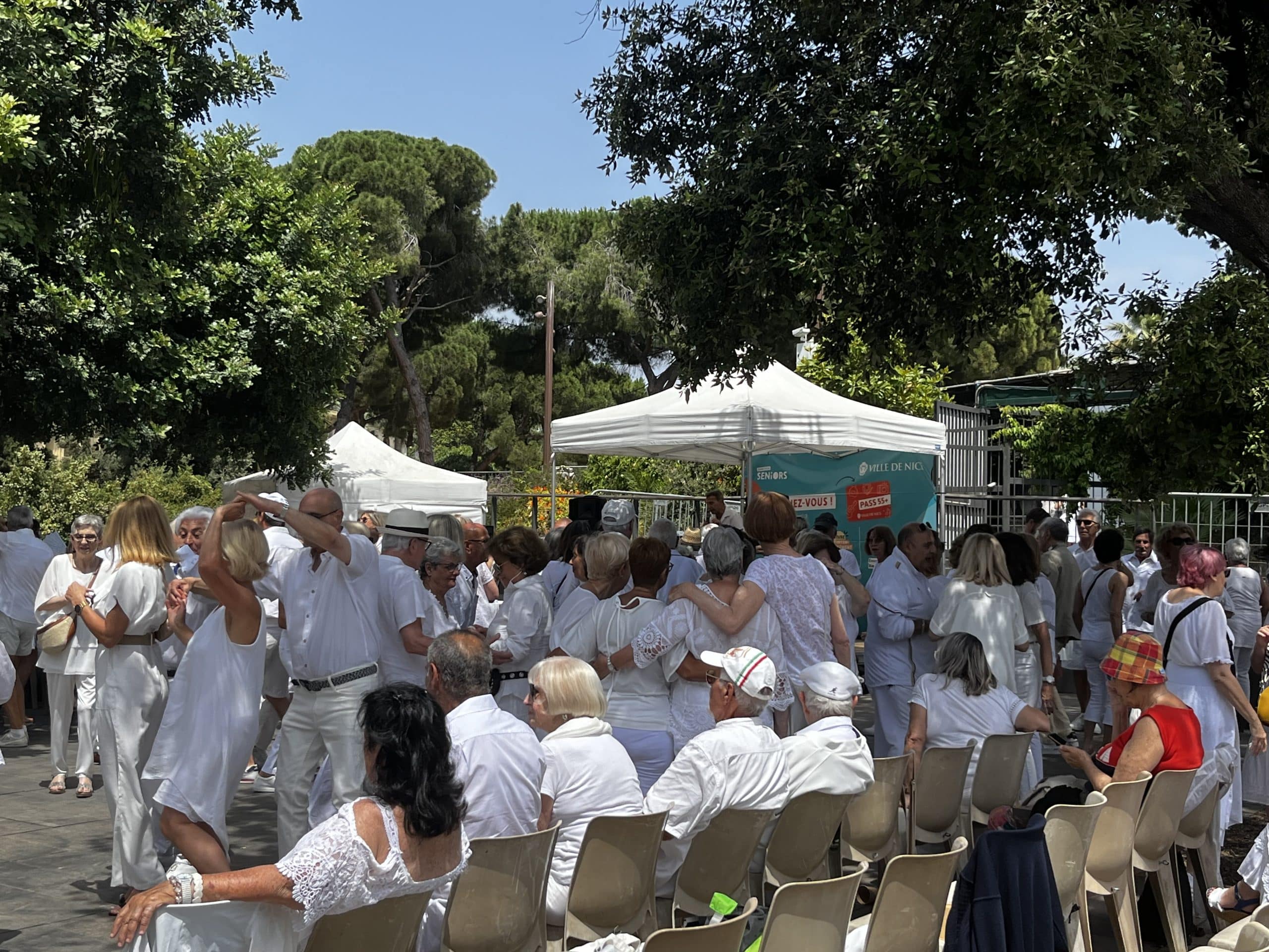 Vendredi 21 juin a eu lieu le Grand Bal des Séniors au Jardin Albert 1er, organisé par la ville de Nice.
