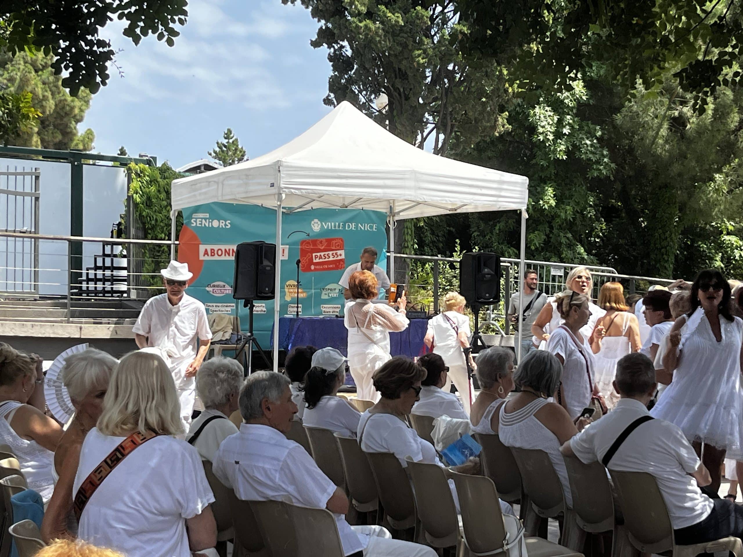 Vendredi 21 juin a eu lieu le Grand Bal des Séniors au Jardin Albert 1er, organisé par la ville de Nice.
