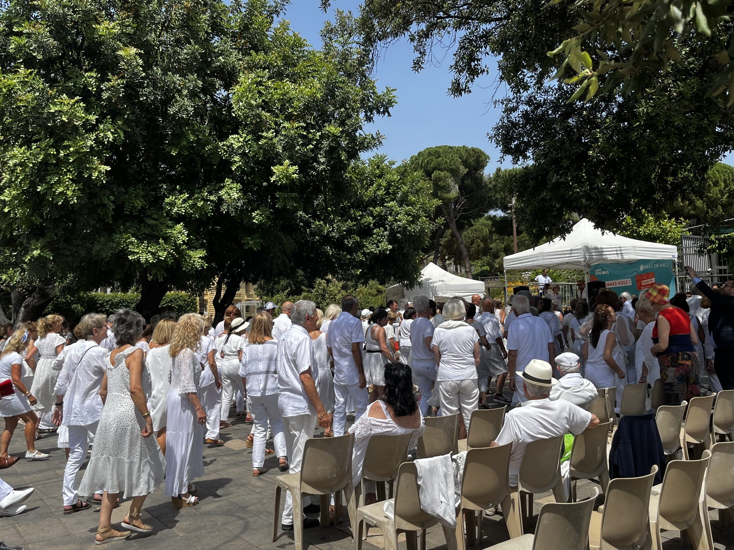 Vendredi 21 juin a eu lieu le Grand Bal des Séniors au Jardin Albert 1er, organisé par la ville de Nice.
