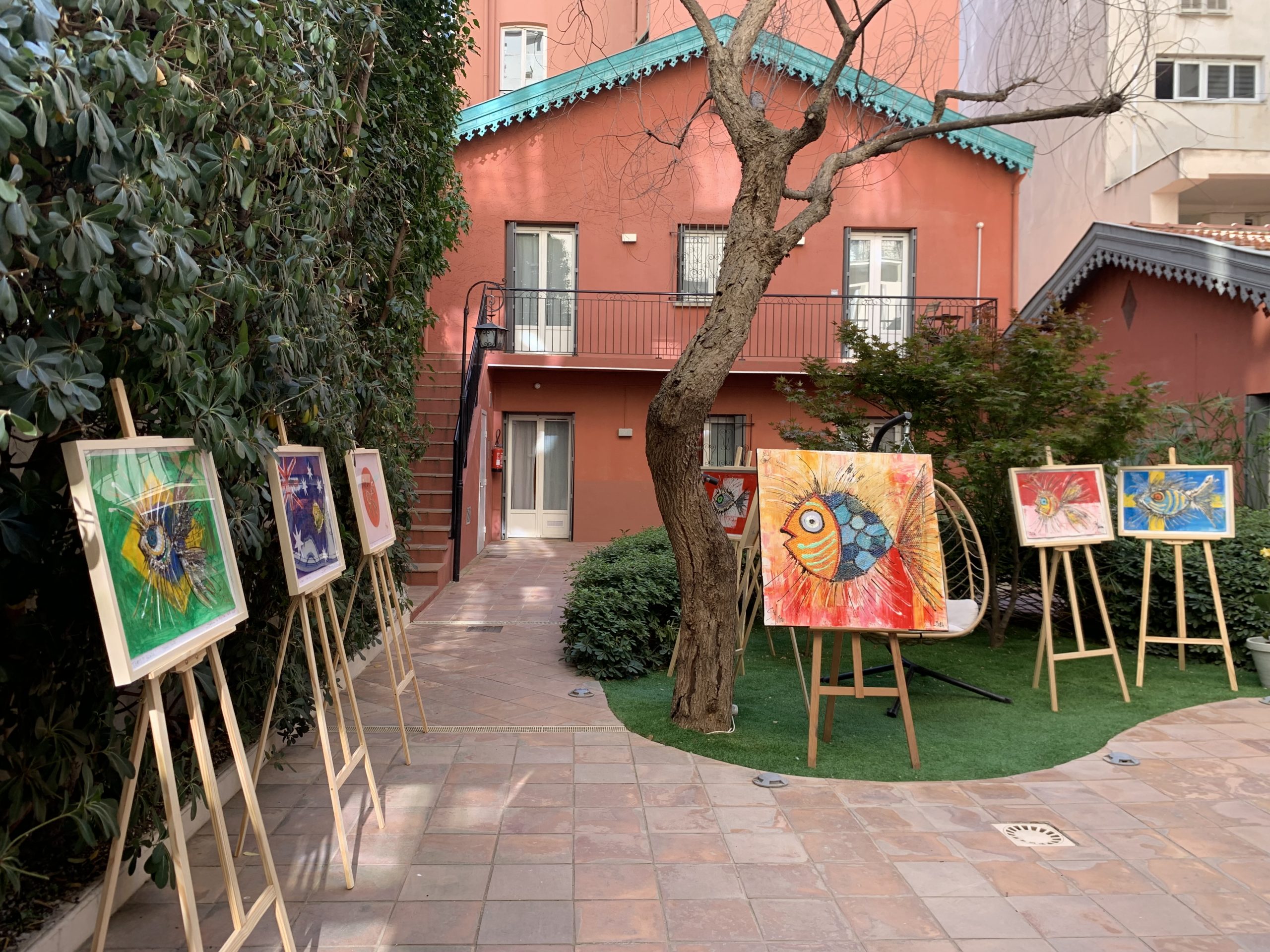 Sylvian The FishMan exhibits in Nice hotels. 1 Chaque poisson a une forme differente et sadapte au drapeau scaled