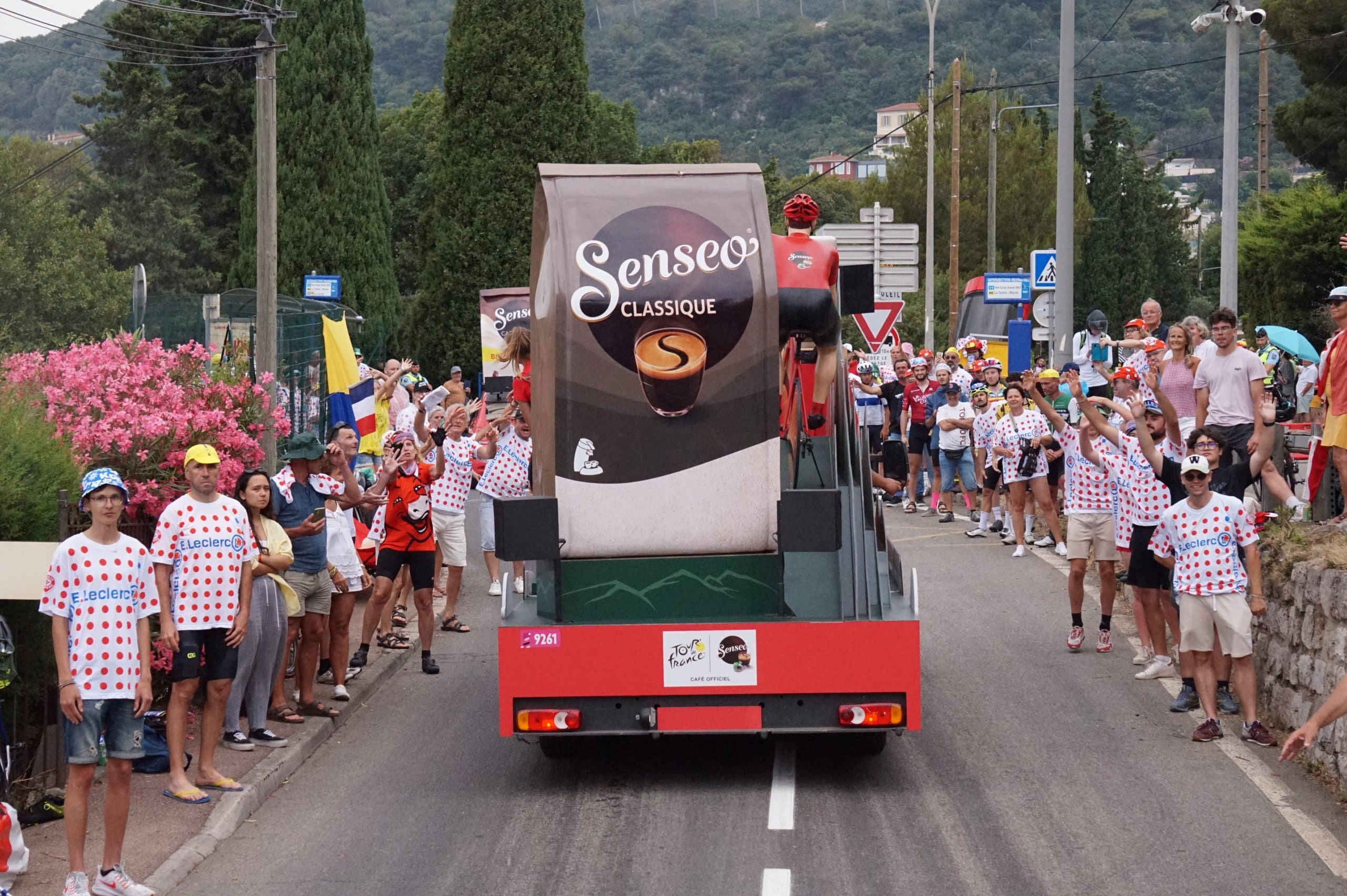 J’ai testé pour vous : une journée dans une caravane du Tour de France 