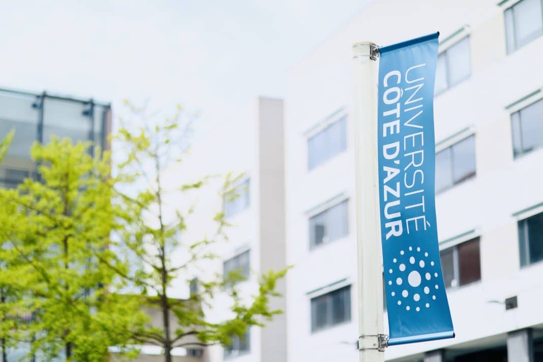 Le fanion de l'Université Côte d'Azur à Nice de couleur bleue.