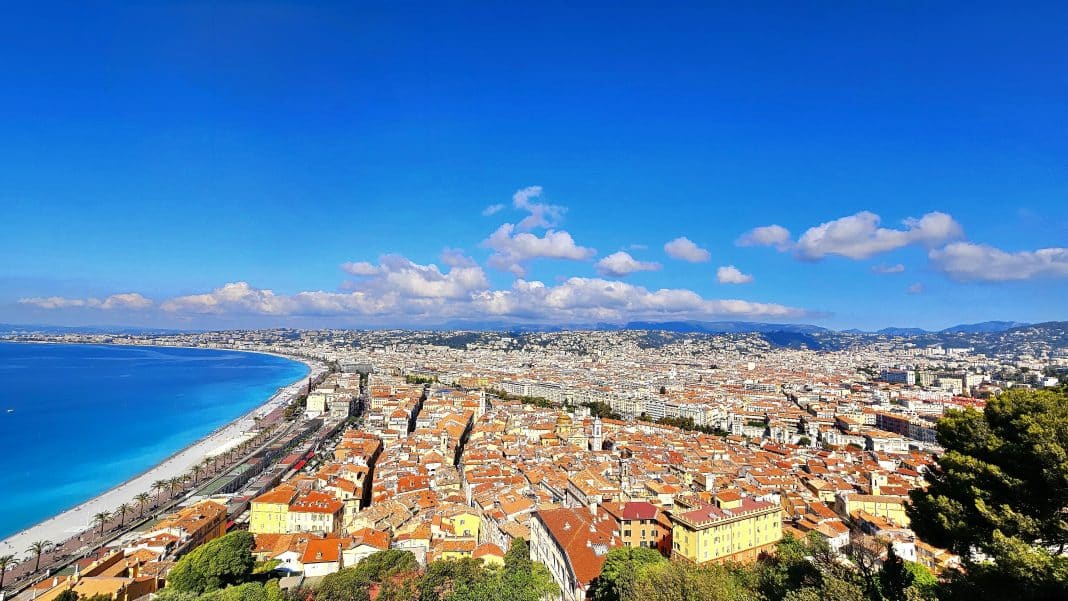 La promenade des Anglais depuis la colline du château de Nice.