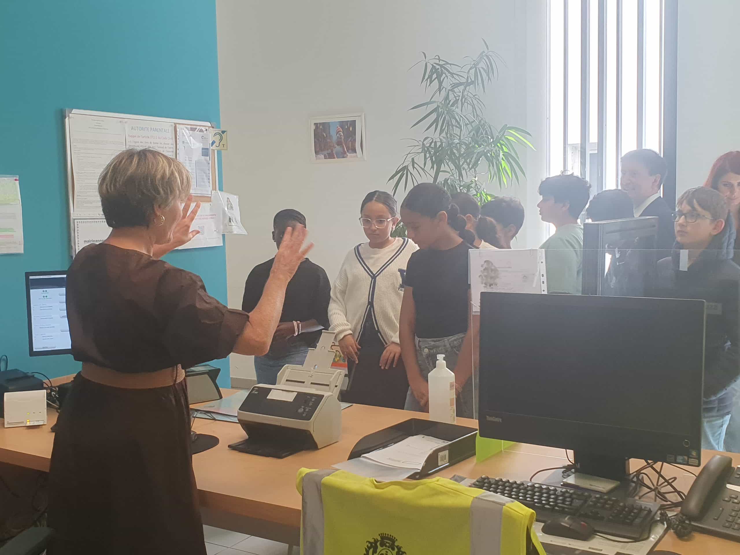 Les élèves du collège Maurice Jaubert en visite à la mairie annexe de l'Ariane