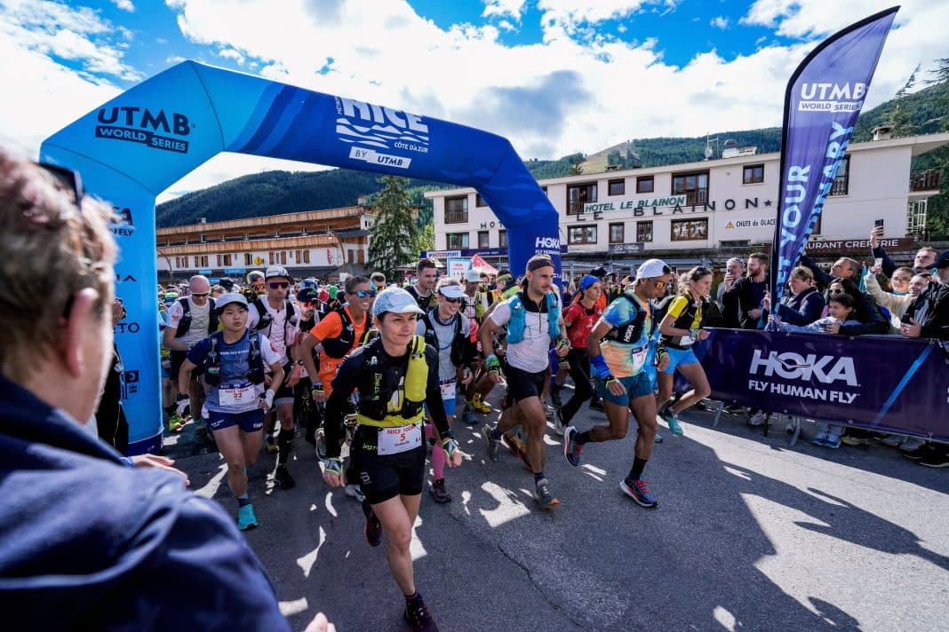 Les participants au départ d'une course de l'UTMB de Nice habillés chaudement.