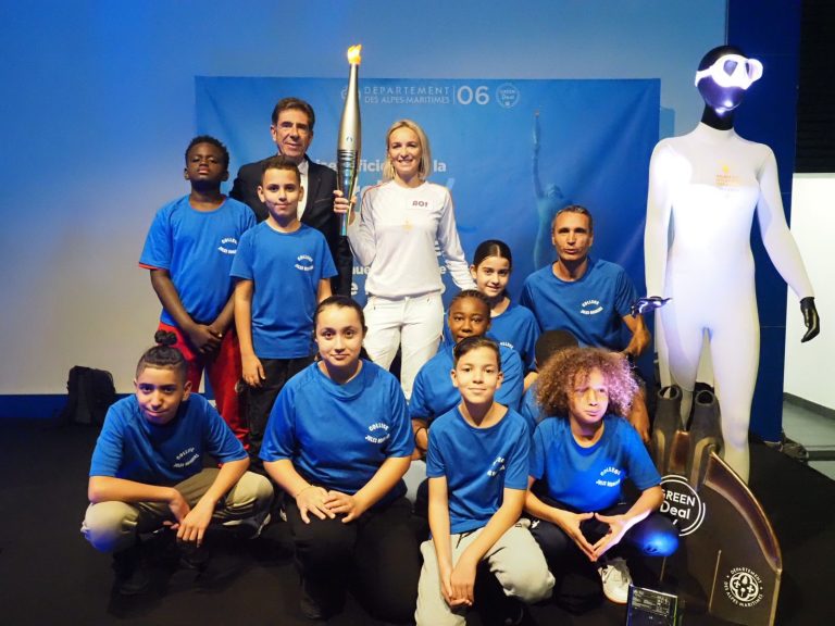 La flamme olympique sous-marine, symbole d’innovation, entre au Musée national du Sport