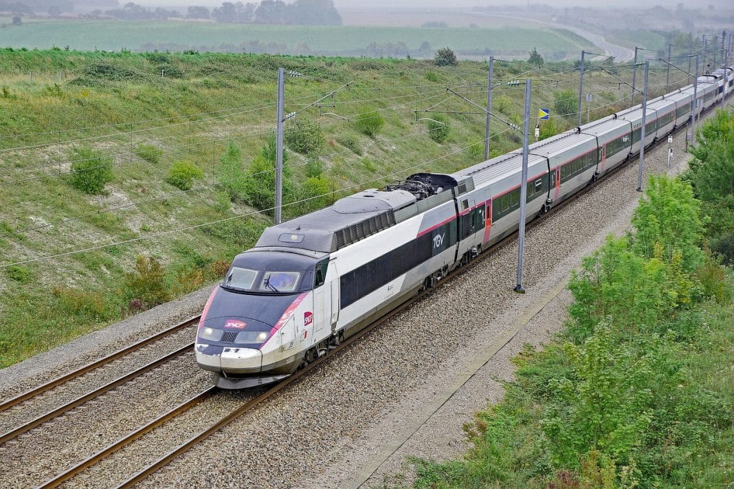 Un TGV sur une ligne à grande vitesse.