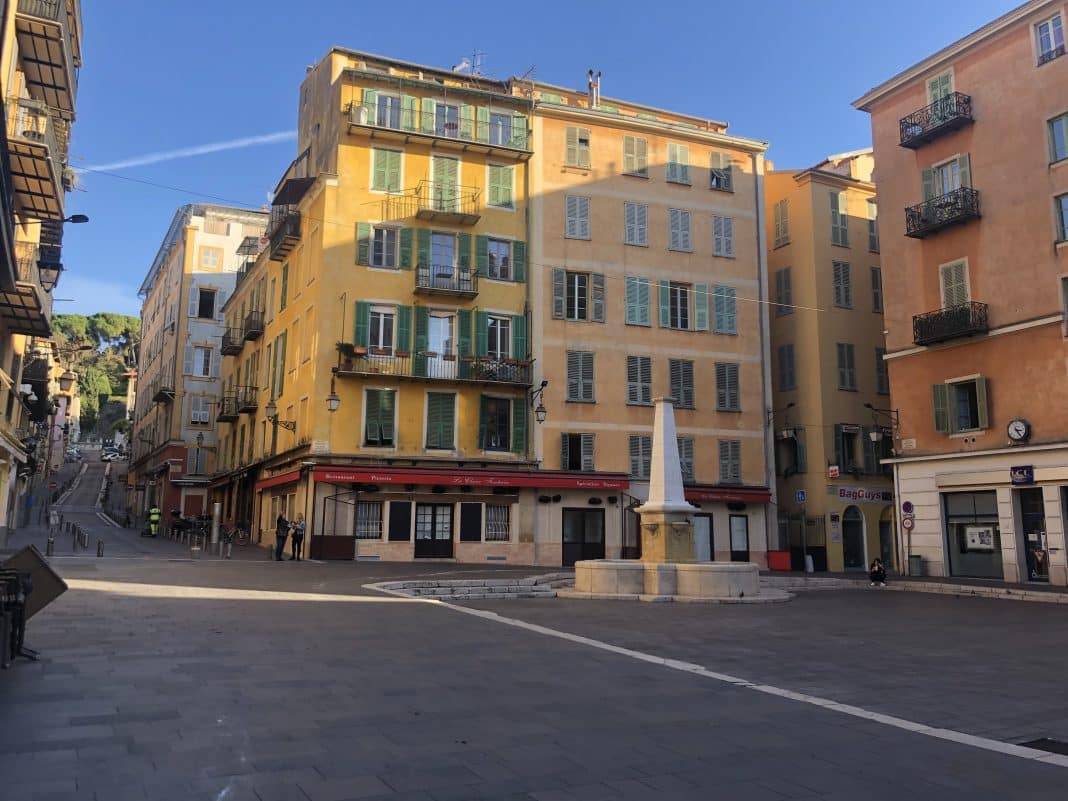 Les immeuble jaunes et oranges de la place Saint-François.