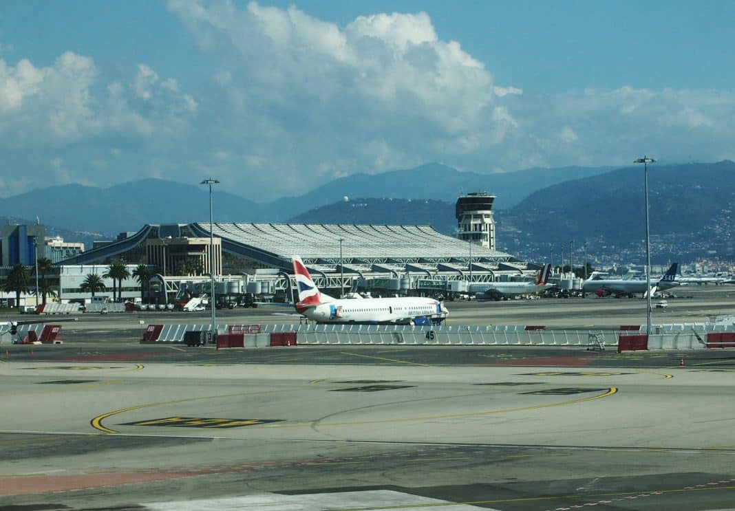 Photo du terminal 1 de l'aéroport de Nice Côte d'Azur avec au centre un avion.