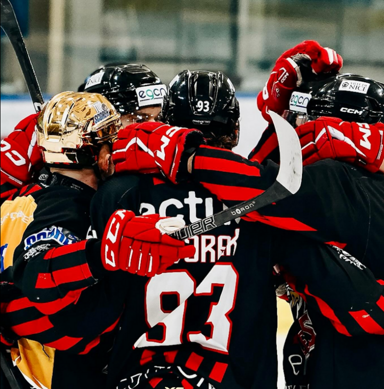 Les hockeyeur de Nice en cercle sur la glace.