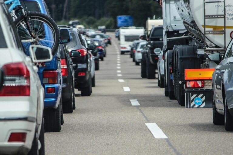 Deux filles de voitures sur l'autoroute dans les bouchons