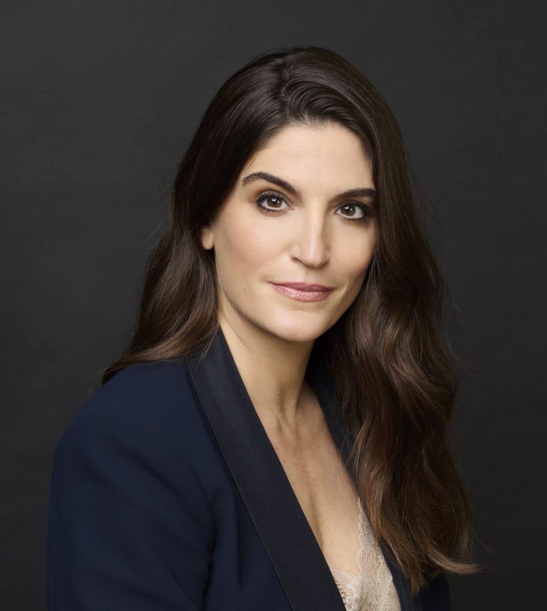 L'auteur Cynthia Illouz sur un fond noir