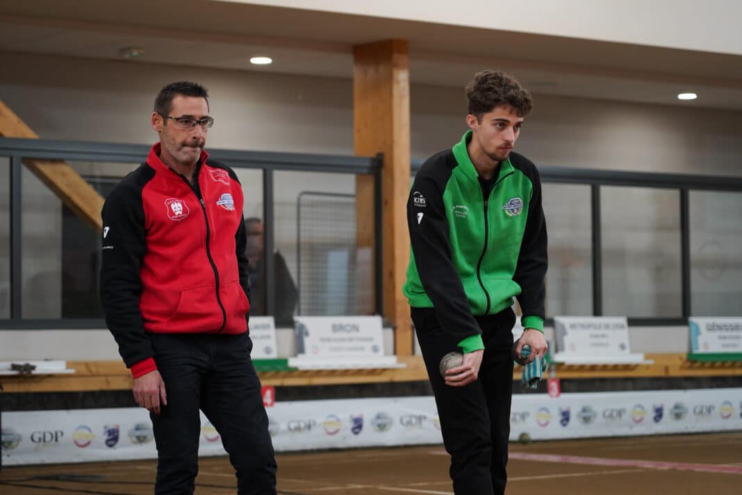 Le Niçois Frédéric Ascensi et le Fontainois Mathéo Roffino avant d'en déoudre lors de la demi-finale à Montbrison.