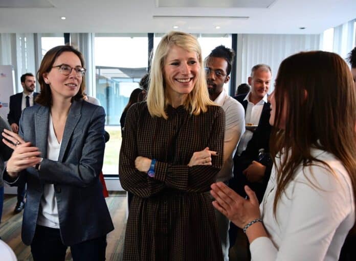 Marie Barsacq, ministre de la Jeunesse et des Sports discute avec des jeunes.