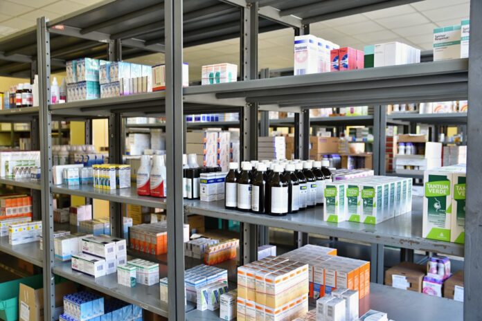 Des médicaments sur une étagère