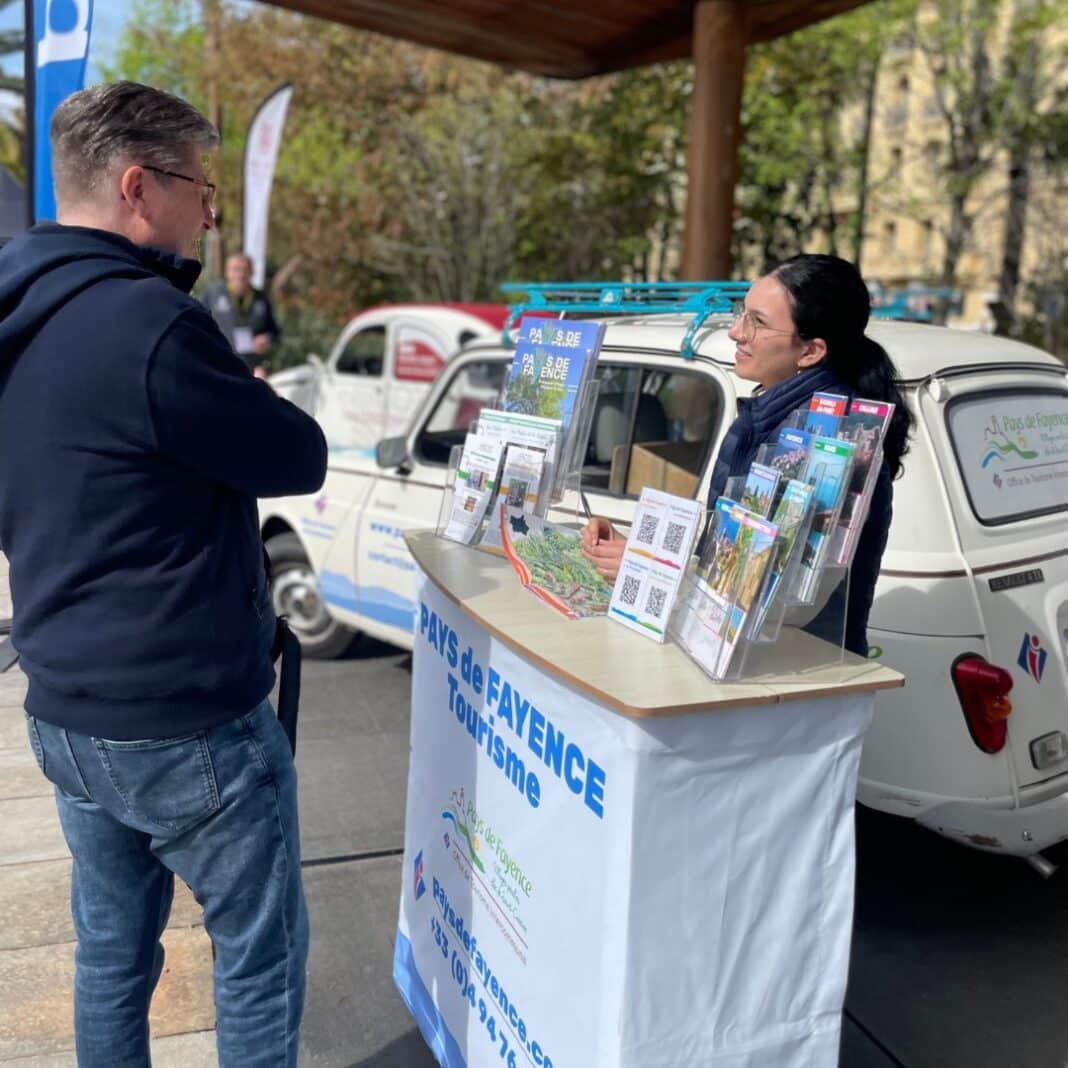 Deux personnes en discussion lors du salon ID week-end.