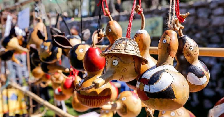 Une étale avec des cougourdons