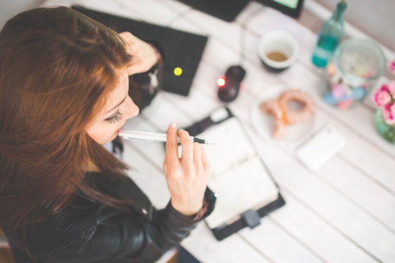Une personne au travail avec des document sur son bureau.