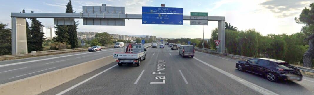 La bretelle d'entrée de l'autoroute A8 à côté de Nice.