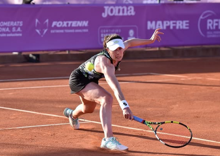 La joueuse de tennis Alizé Cornet réalise une amortie.