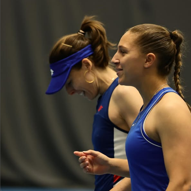 Les Niçoises Alizé Cornet et Diane Parry associées en Billie Jean King Cup pour le double de l''équipe de France.
