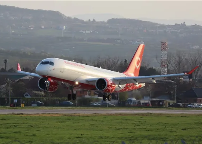 Un avion de la compagnie aérienne AnimaWings décolle vers sa nouvelle destination Nice.