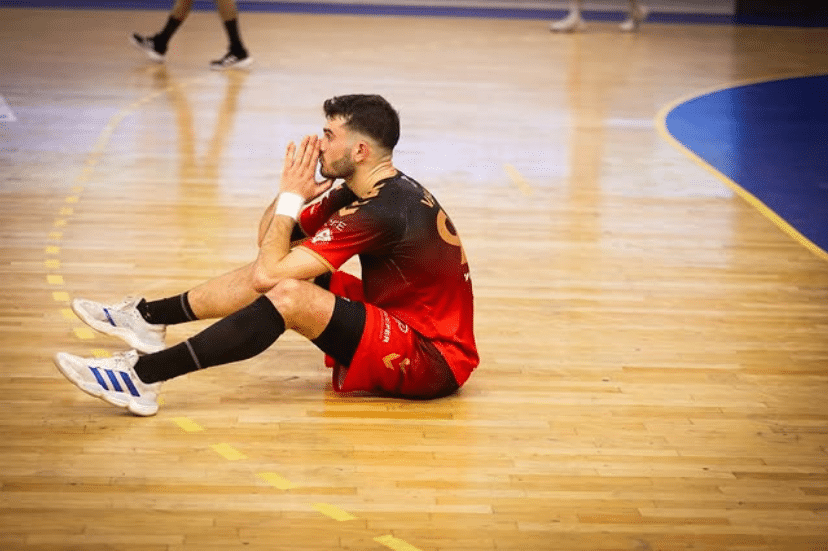 KRISTIAN VASSILEV du Cavigal handball a terre après la défaite de son équipe à Montpellier.