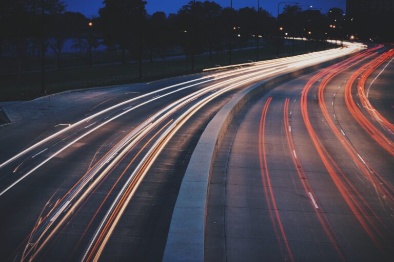 Les lumières des voitures sur l'autoroute.
