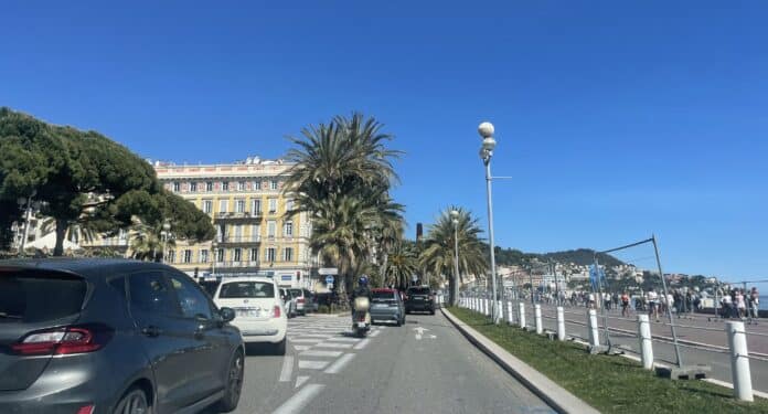 La circulation sur la Promenade des Anglais de Nice.