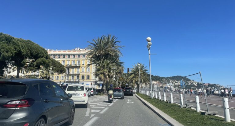 La circulation sur la Promenade des Anglais de Nice.