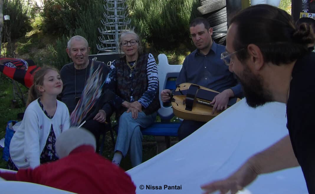 Ciril Joanin anime le stand de Nissa Pantail lors de la fête des mai