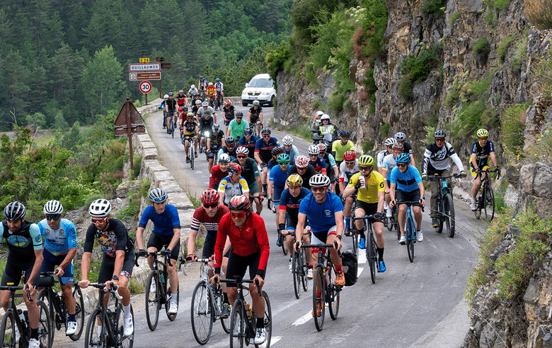 Des cyclistes amateurs dans les cols des Alpes-Maritimes.