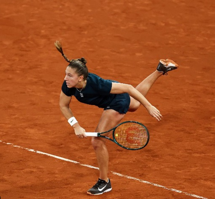 La tenniswoman Niçoise Diane Parry en action au service.