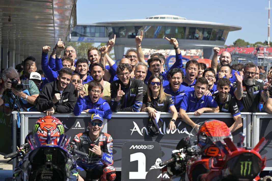 Fabio Quartararo célèbre son bon week-end avec son équipe Yamaha.