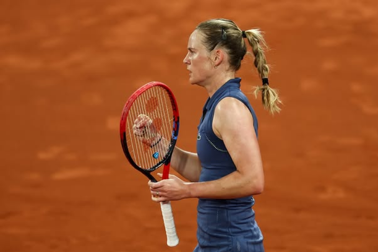 La Maralpine Fiona Ferro serre le poing pendant un match de tennis sur terre battue.