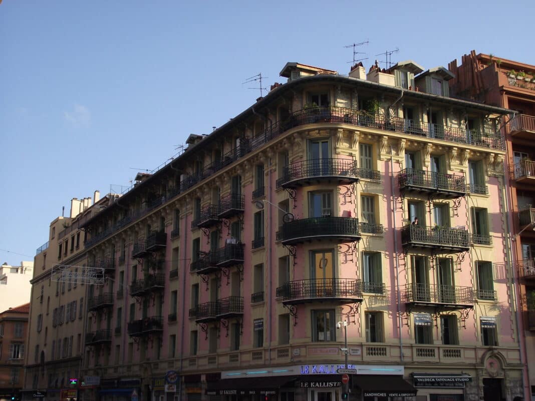 Un immeuble à Nice à l'angle de la rue Barla.