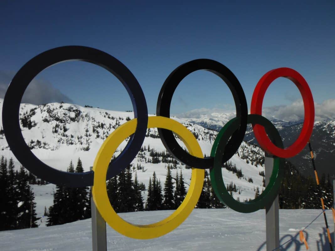 Les anneaux olympique dans la montagne.
