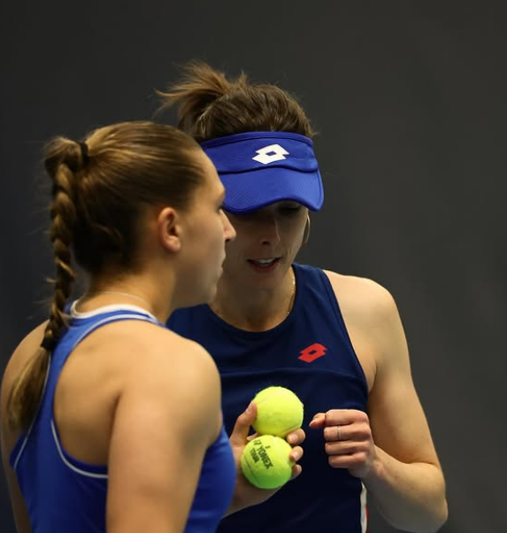 Diane Parry et Alizé Cornet en discussion sur le court à l'occasion de leur double en Billie Jean King Cup.