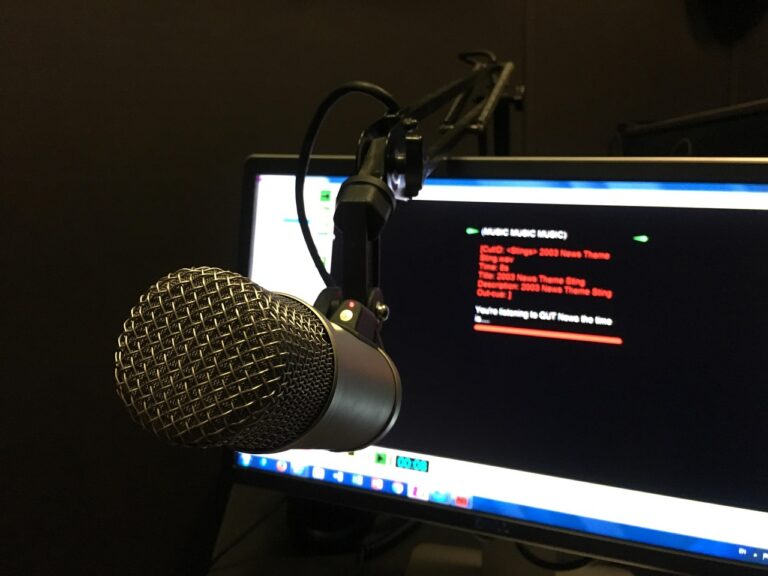 Un micro de radio et un écran d'ordinateur.