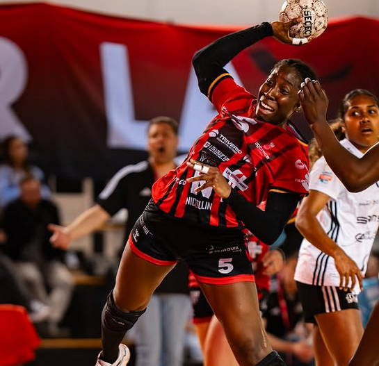Dienaba Sy en difficulté sur son tir.