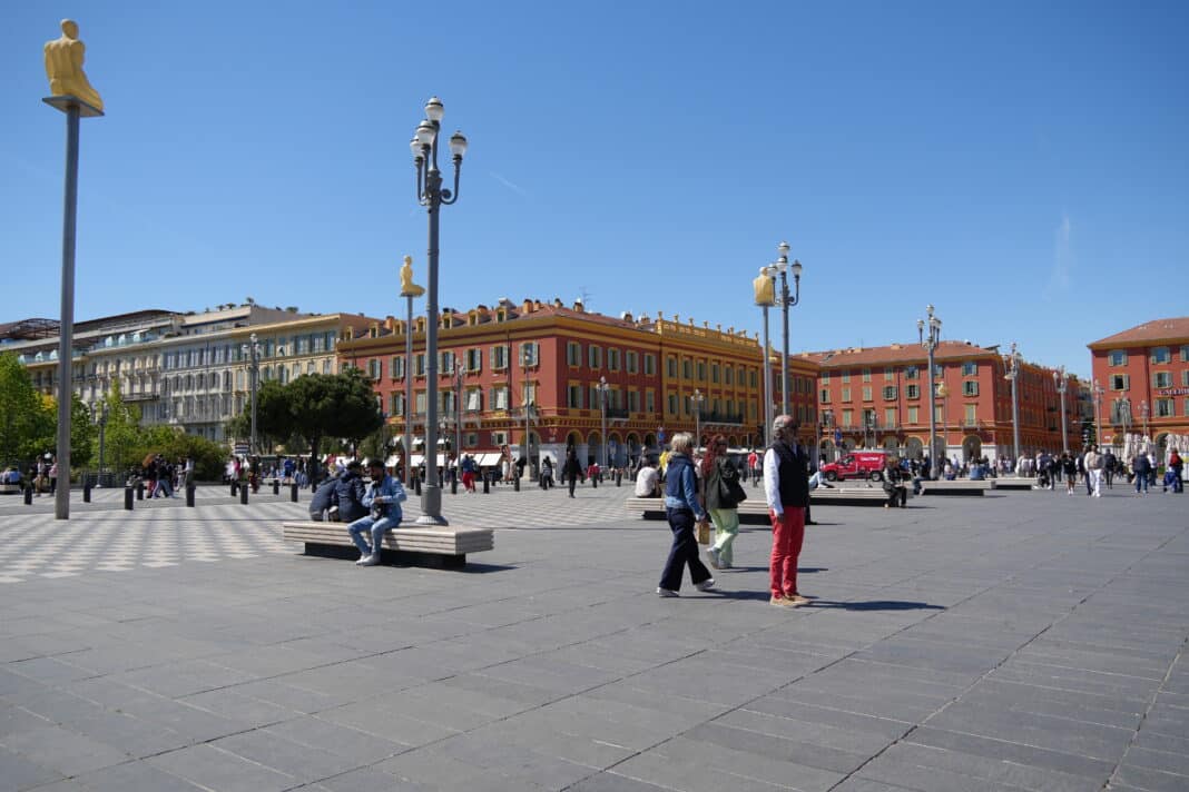 La place Massena et ses piétons.