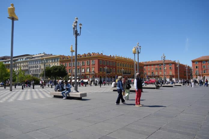 Place masséna La place Massena et ses piétons.