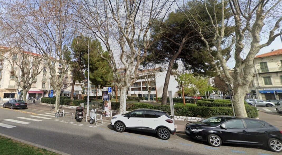 Place square Alexandre Médecin, un petit parc au milieu du centre ville de Nice.