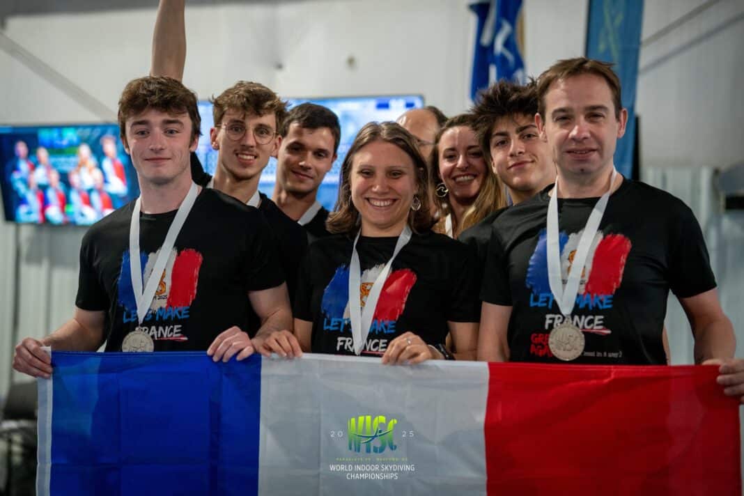 L'équipe de France de parachutisme avec des Monégasques.